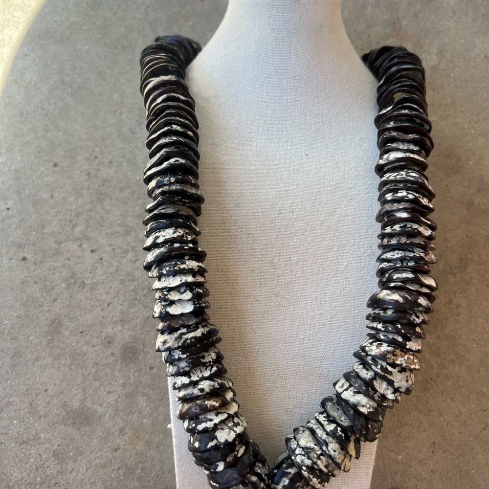 Hawaiian Shell Lei Necklace 
Kukui Nuts Elegant Black and White Beaded Necklace